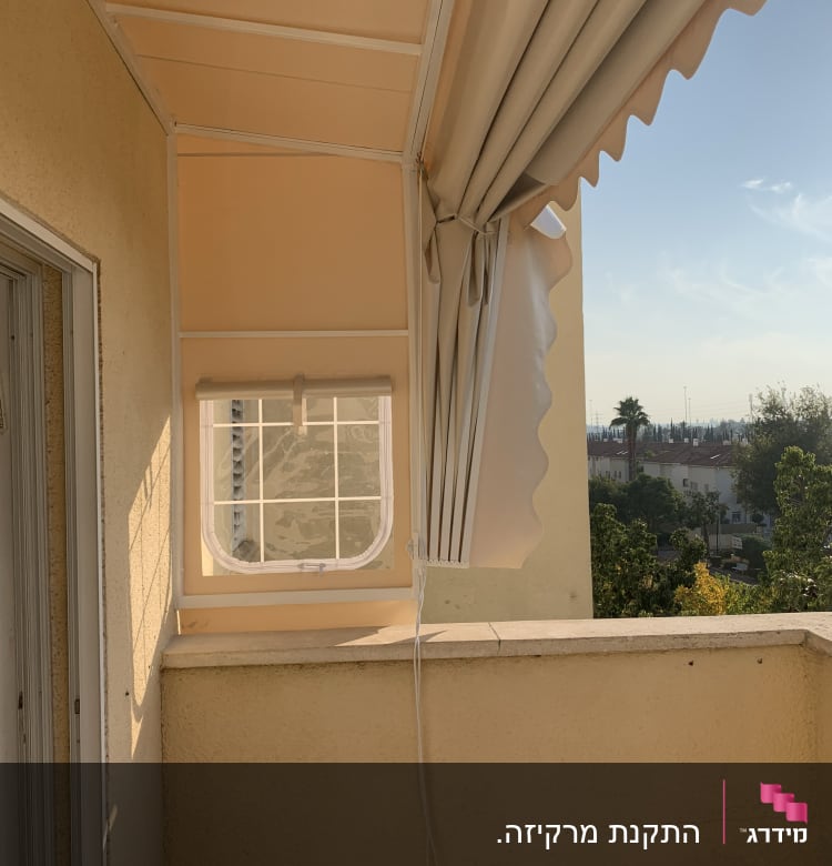 מרפסת עם סוכך מתקפל בצבע בז